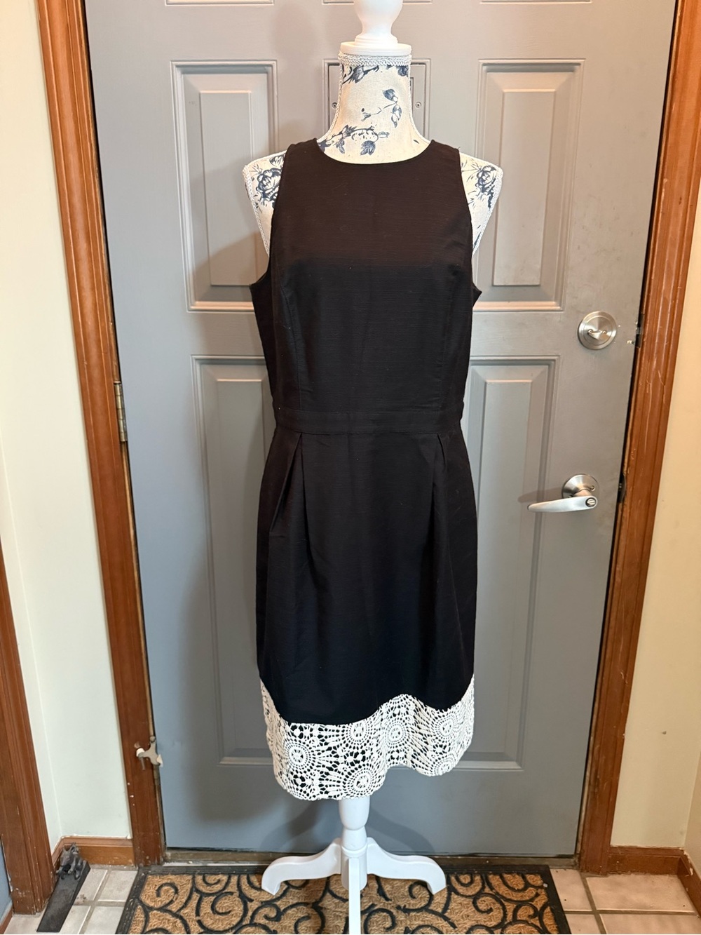 Classic Black Sleeveless Dress with White Lace Hem-Ann Taylor (8) EUC